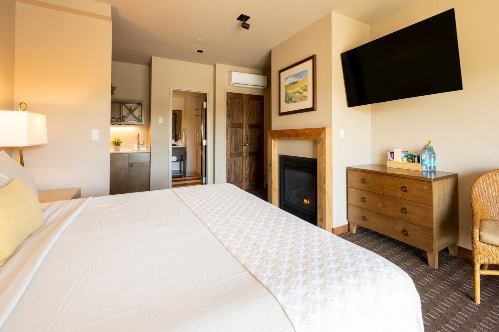 Mountain View King Guest Room at The Lodge at Columbia Point